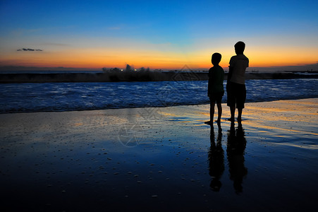 两个太阳素材日落时 两个男孩在海滨背景