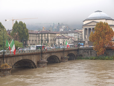 意大利皮埃蒙特都灵Piedmont 都灵波河洪水灾难悲剧风暴滂沱天气背景图片