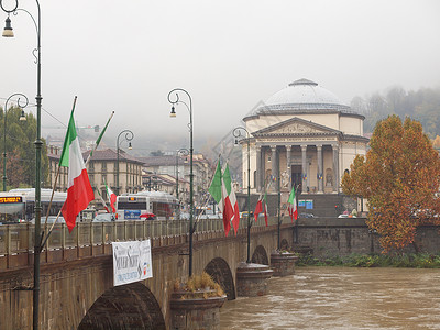 意大利皮埃蒙特都灵Piedmont 都灵波河洪水灾难风暴悲剧天气滂沱背景图片