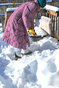 冬季雪露台季节女性成人女士甲板房子小路夹克天气背景图片