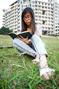 大学亚裔女孩阅读音乐高清图片素材