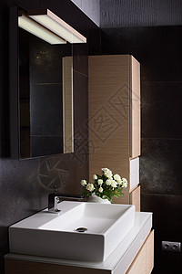 厕所室内淋浴安装风格反射家庭房子木头龙头毛巾家具背景图片
