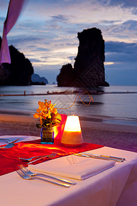 日落时吃晚饭家具桌子海岸奢华假期食物海洋蓝色桌布海滩轮廓高清图片素材
