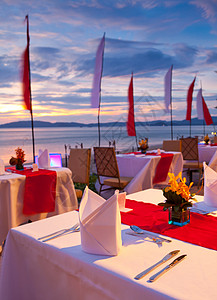 日落时吃晚饭盘子食物海洋派对用餐玻璃海滩饮料奢华天空蓝色的高清图片素材