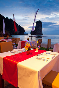 日落时吃晚饭热带食物桌子太阳饮料派对用餐蓝色旅行桌布浪漫高清图片素材