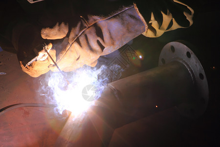 劳动技能大赛工厂的焊工制造业劳动劳动者工匠焊接植物工人危险焊机火花背景