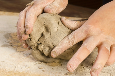 陶匠的孩子的手艺术工艺指导陶瓷阳光讲师手指学习教育车轮形式高清图片素材