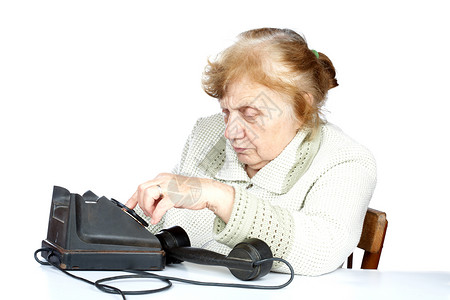 那个老妇人拨打电话号码女士电话祖母仪器医学老年背景图片