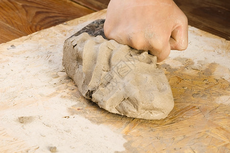 陶匠的孩子的手教学水壶学校工艺车轮工作黏土陶器创造力学习实习生高清图片素材