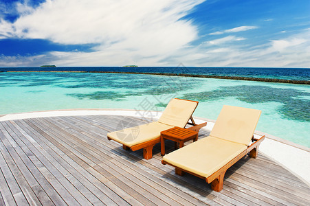 木甲板日光躺椅座椅蓝色异国海滩支撑日光椅子地平线珊瑚太阳风景背景