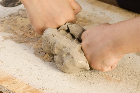 陶匠的孩子的手纺纱手指车削水壶工艺工匠团队学习教学黏土户外高清图片素材