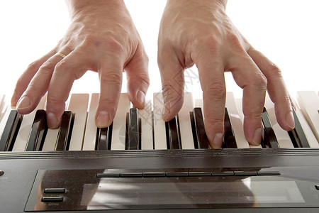 手在弹钢琴合成器乐器黑色白色键盘钥匙音乐背景图片