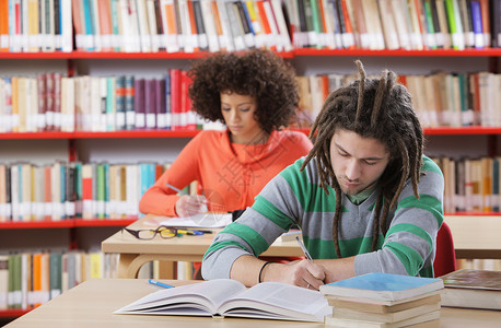 图书馆的两名学生年轻人高中青年写作女子两个人教育文化学习辫子背景图片