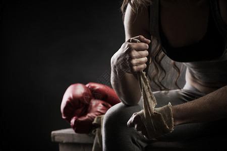 女拳手运动员休闲肌肉水平女士热情服装手套运动拳击背景图片