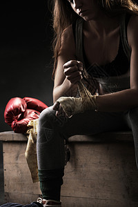 女拳手手套运动员女性肌肉女子活动女孩休息运动休闲背景图片