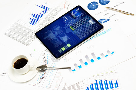 平板 财务单据和咖啡杯标题文章简报平衡咖啡成就蓝色软垫市场工具背景图片