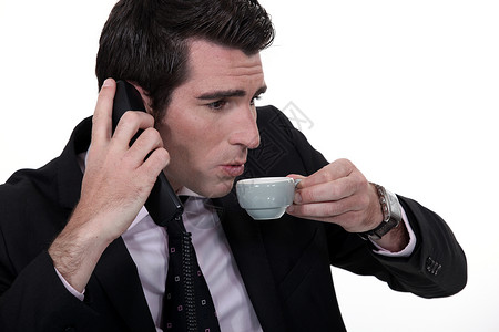 商务人士匆忙地试图在电话上聊天 同时喝杯咖啡 (笑声)背景