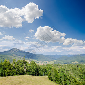 夏季喀尔巴阡山脉 乌克兰布科维尔地区农村草地顶峰天堂蓝色天空环境山腰场地旅行蓝色的高清图片素材