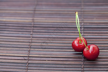 两颗红色樱桃有质感的垂直的高清图片