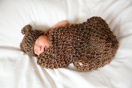 新生儿男婴羊毛帽身体男生童年生活皮肤新生场景针织帽婴儿人类高清图片素材