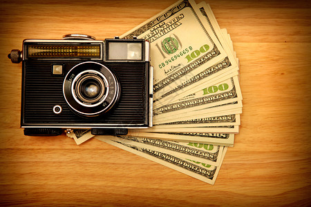虚拟摄影机和钱镜片财政库存商业生活电影收益照片木头桌子背景图片