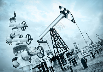 水井钻机泵车和油井机器化石油泵调子天然气钻机资源生产矿业活力背景