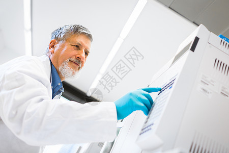 在实验室进行科学研究的高级男性研究员科学家烧瓶药品医院工作色谱仪技术员微笑显微镜女性背景