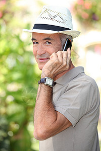 戴帽子和有电话的男人背景图片