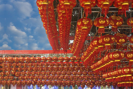 中国新年红灯笼挂在高处节日亲人家庭民间背景图片