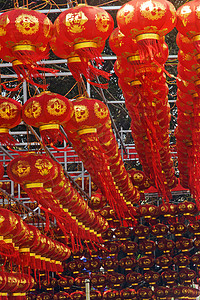 中国新年红灯笼挂在高处节日家庭亲人民间背景图片