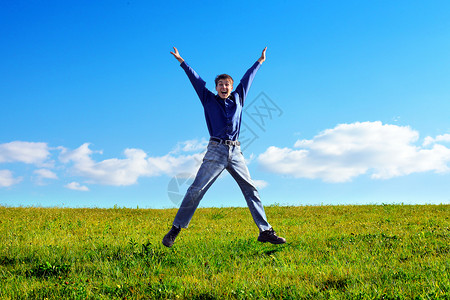 年轻人跳跃飞跃地平线幸福天空阳光草地男人乐趣衬衫男性白种人高清图片素材