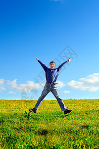 年轻人跳跃阳光天空牛仔裤地平线喜悦深色蓝色场地衬衫男人草高清图片素材