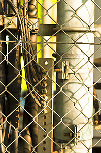 电线图标有钢围栏的电线和管道栅栏工程警告禁令格子力量压力变压器变电站环境背景