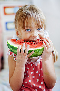 有趣的孩子吃西瓜喜悦食物维生素苗圃味道蔬菜眼睛紧缩童年女孩健康高清图片素材