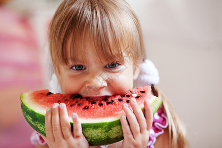 有趣的孩子吃西瓜食物饥饿小吃维生素乐趣味道幸福紧缩蔬菜营养健康高清图片素材