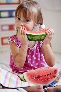 有趣的孩子吃西瓜维生素卫生蔬菜童年女孩幸福苗圃小吃营养饮食自然的高清图片素材