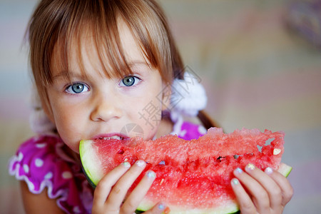 有趣的孩子吃西瓜眼睛营养紧缩乐趣味道卫生幸福喜悦蔬菜苗圃清爽高清图片素材