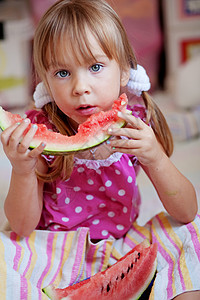 有趣的孩子吃西瓜苗圃饮食维生素紧缩食物小吃味道乐趣营养卫生片高清图片素材