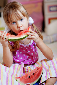 有趣的孩子吃西瓜食物饮食女孩紧缩童年小吃喜悦蔬菜乐趣卫生夏天高清图片素材