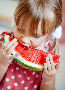 有趣的孩子吃西瓜味道幸福饮食童年卫生保健喜悦饥饿苗圃食物甜的高清图片素材