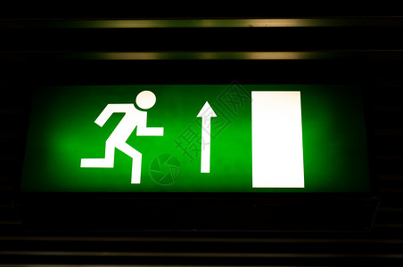 紧急出口标志地铁出口标志的近照照片数字安全辉光强光白色绿色招牌跑步展示警告背景