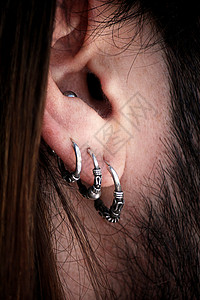耳环青少年冲孔戒指耳朵男人珠宝头发男性美丽胡须背景图片