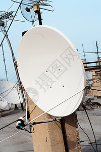 屋顶上有天空的卫星天盘收音机电视盘子雷达甲板电波技术金属宽带播送无线的高清图片素材