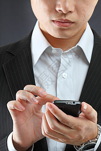 联系人列表从事黑西装或智能手机工作的人互联网细胞夹克屏幕男人手指男性电话日历商业背景