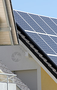 带有太阳能的住宅楼顶植物力量阳光蓝色晴天窗户房子车站环境控制板背景图片