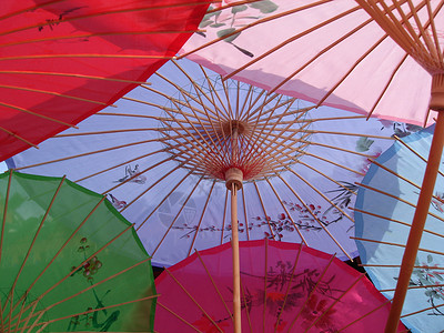 色彩多彩的伞绿色家庭假期伞兵粉色紫色雨伞红色背景图片