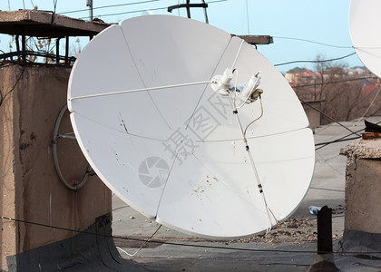 屋顶上有天空的卫星天盘视频甲板海浪渠道互联网车站金属电视技术宽带无线的高清图片素材