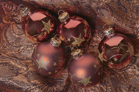 圣诞树球首饰红色金子背景图片