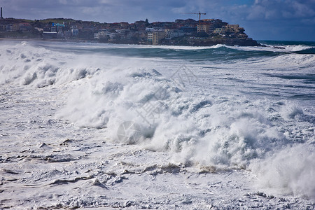 暴风雨中的动荡波浪背景图片