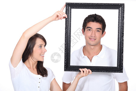 2M图片配有空图片框的夫妇黑发学生黑色男性微笑艺术马球衬衫男人青少年背景